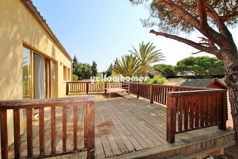 Moradia V4 inserida num espaçoso lote de terreno numa zona rural perto de Lagos